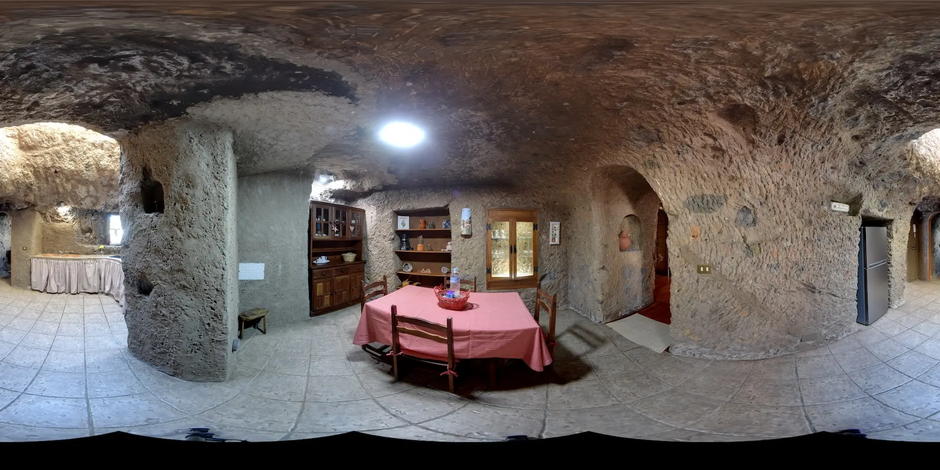 (ES) Alójate en una casa cueva y vive la tranquilidad de la isla